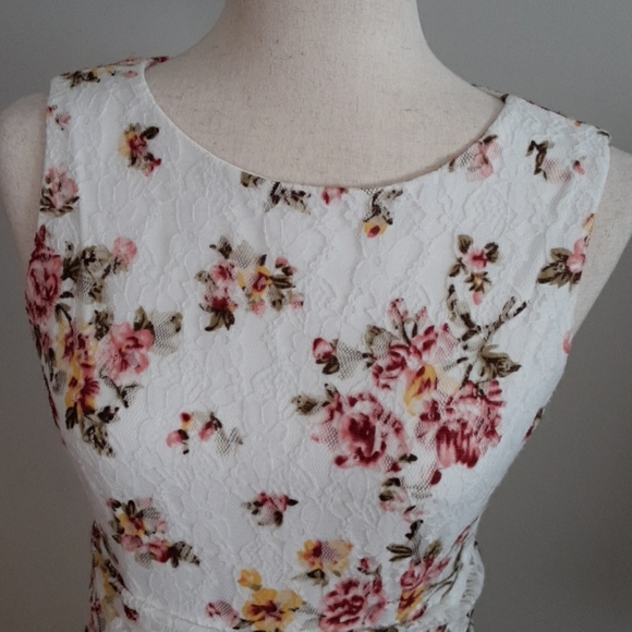 SALE Jessica Howard Floral and Lace Dress - Picture 2 of 10